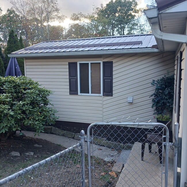 Photo - 1451 Stanaford Rd
