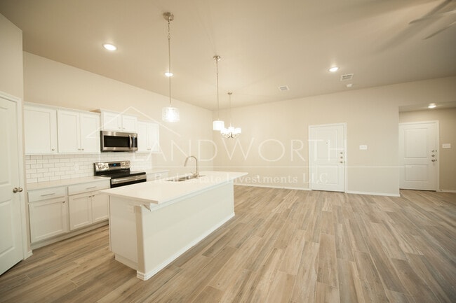 Building Photo - 3/2/2 Townhome near high school