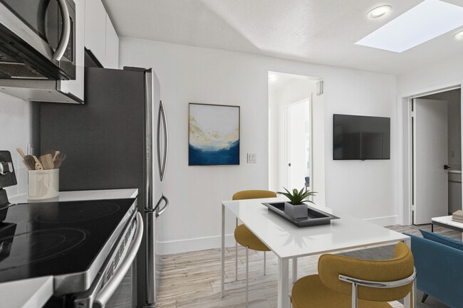 UNIT 4 - AVAILABLE NOW - 850 N. Van Ness Ave.