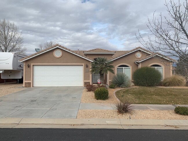 Single Family Home Near Desert Hills High ... - Single Family Home Near Desert Hills High ...