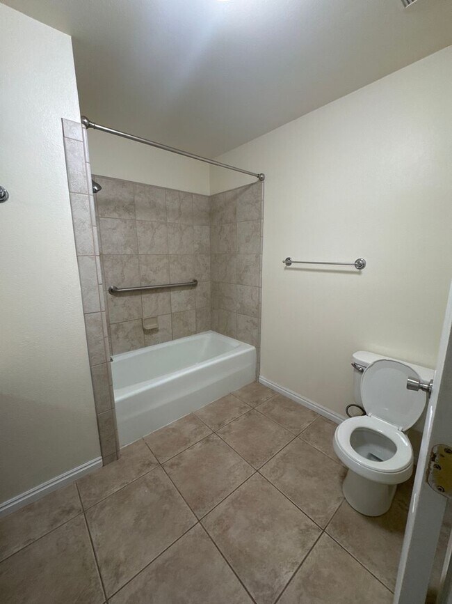 Photo - Big 6 Bedroom Single Family Home!!!