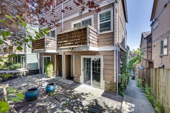 Building Photo - Stylish 3 bedroom townhome in Madison Valley!