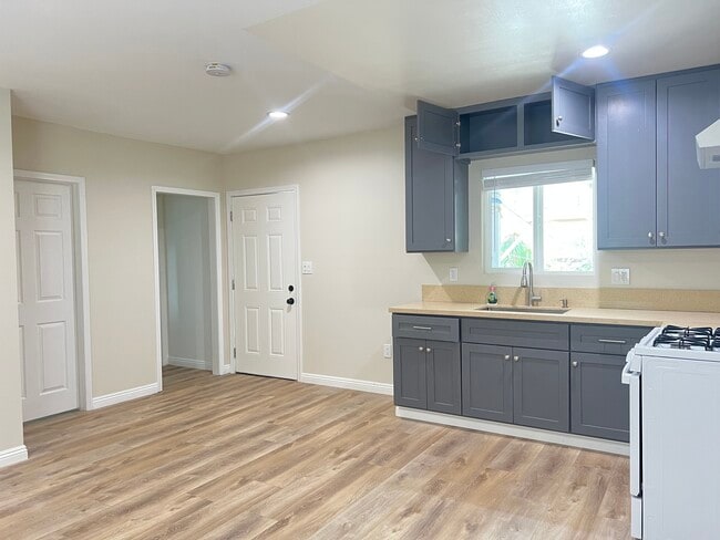 Building Photo - 3934 2nd Ave Unit 3934 12 Rental