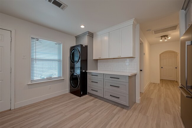 Photo - 915 Adele St