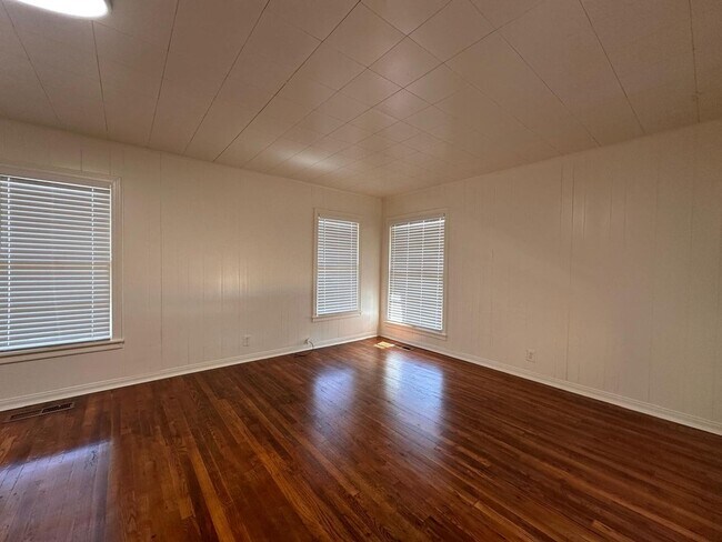 Photo - 1015 Ave K