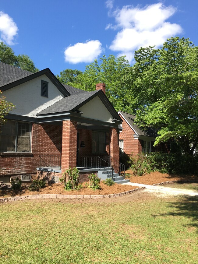 Yard kept clean by owner - 2603 Kiawah Ave Apartments Unit South King