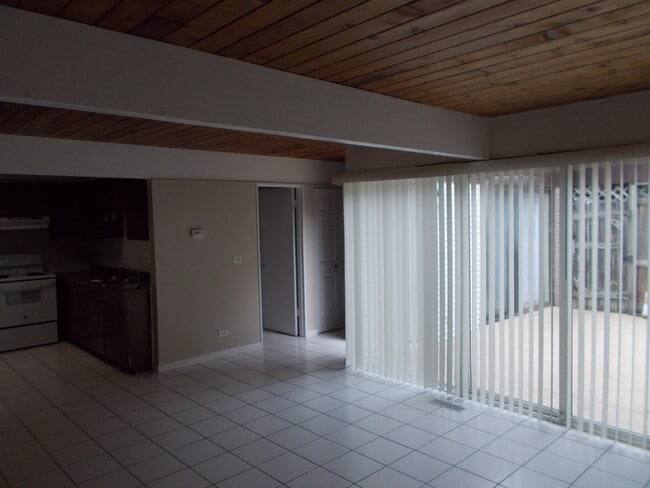 Living room - 920 E Shady Way Unit 6