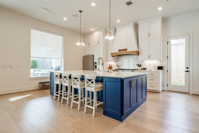 Photo - 907 W 43rd St