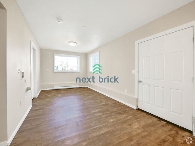 Building Photo - 5 Bed and 3 Bath Single-family Home Availa...