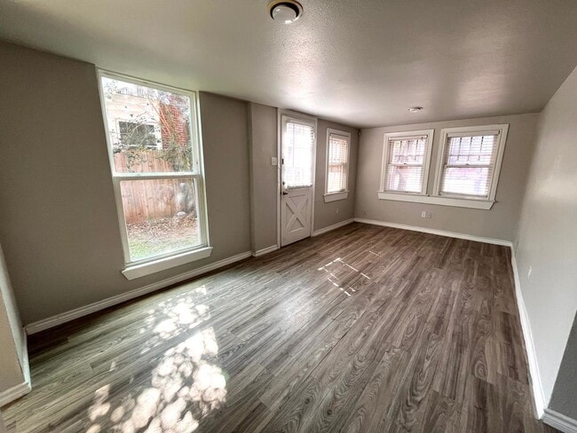 Photo - 2Bed/1bath Duplex in Hyde Park with Small ...