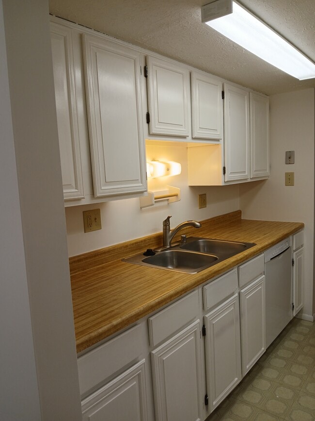 Kitchen - 6026 Cedar Wood Dr