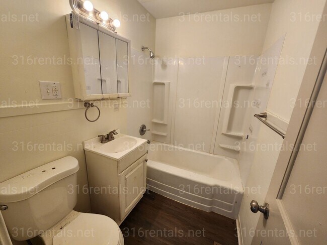 Photo - $1,050- 3 bedroom/ 1 bathroom - Single Family Home