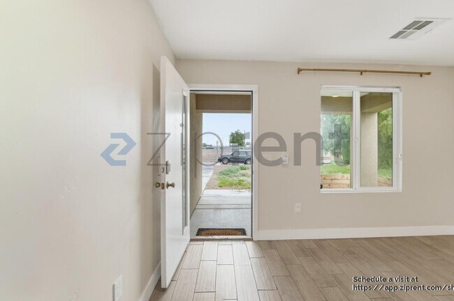 Photo - 1121 E Apache St