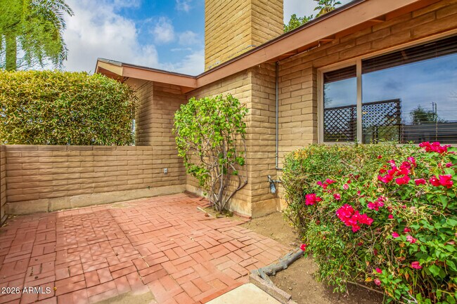 Photo - 1010 E Loyola Dr