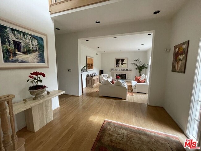 Photo - 898 N Bundy Dr