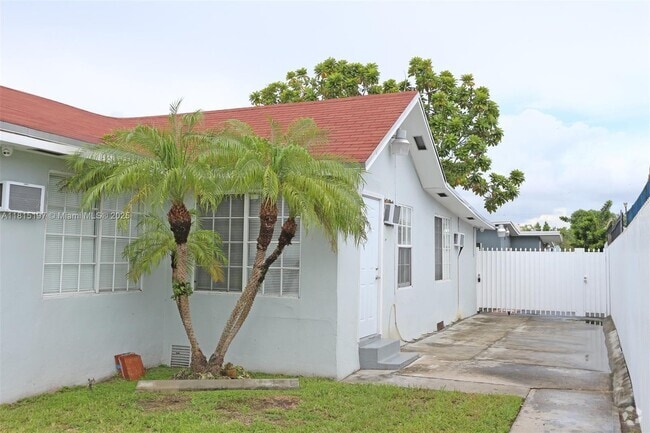 Building Photo - 2385 SW 15th St Unit #S Rental