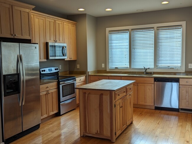 Building Photo - 1013 Linden Ave Rental