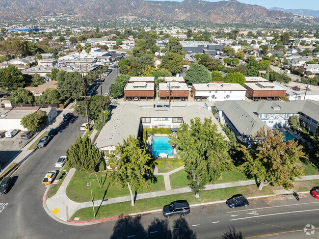 1851 Riverside Dr Glendale, CA 91201