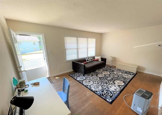 Photo - 2 Bed 1 Bath walking distance to downtown Chapel Hill and UNC Unit 106