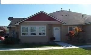 Building Photo - Fabulous Location! Pool! Single level! 2 bedroom, 2 bathrooms. New flooring. ADA Unit.