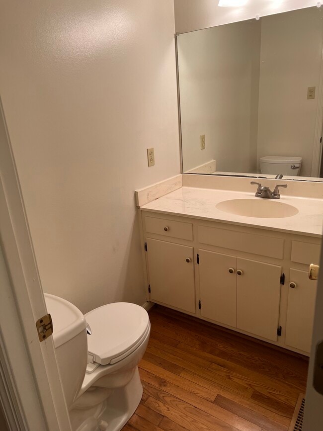 Photo - 410 21st St E