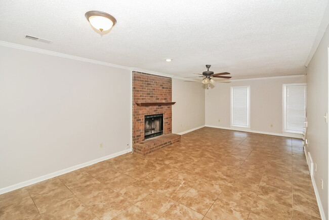 Photo - 476 Griffon Dr