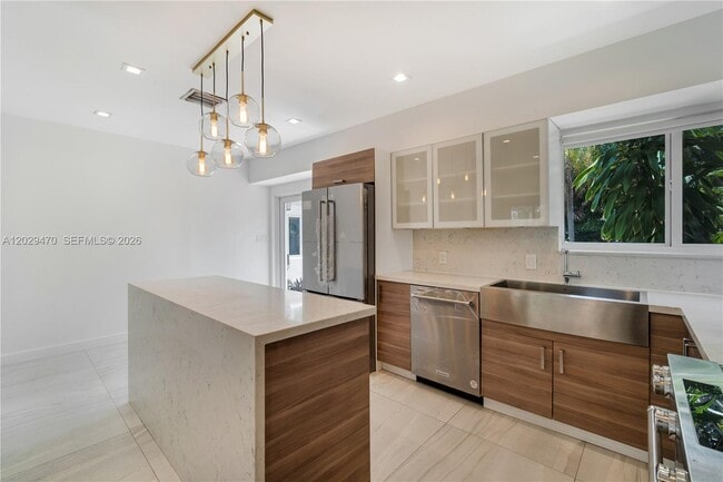 Photo - 550 W 49th St