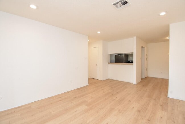 Building Photo - 7200 Clarewood Dr Unit 209