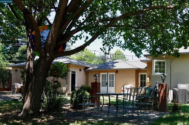 Building Photo - 2591 Walnut Blvd Unit ADU