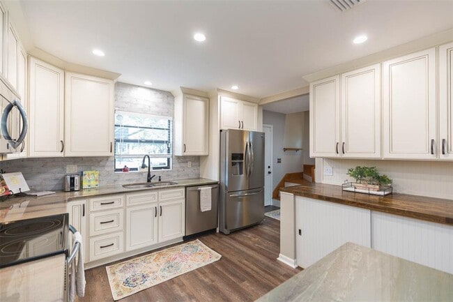 Photo - 702 W Bay St