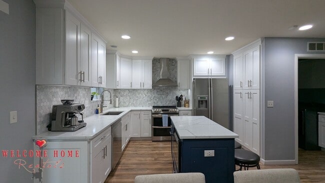 Flowing floorplan, minutes from I-5!!! - Flowing floorplan, minutes from I-5!!! House