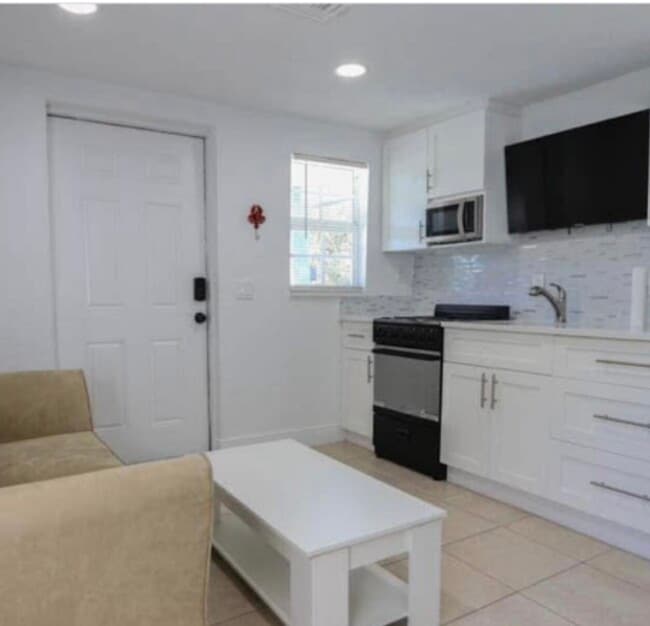 Photo - 701 SE Bahama Ave