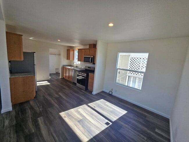 Photo - 590 E Kinney St
