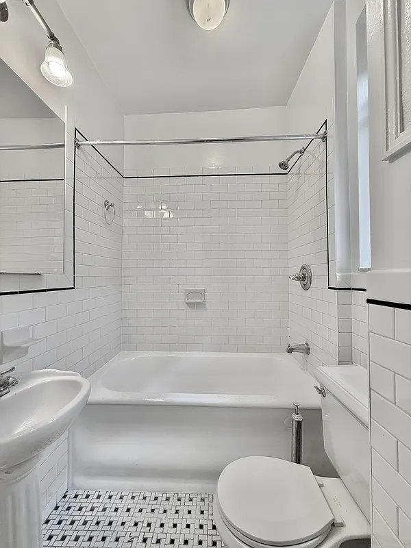 Photo - 305 W 45th St Unidad 6K