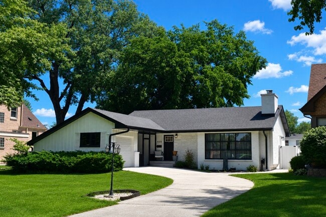Building Photo - 9525 Parkside Ave