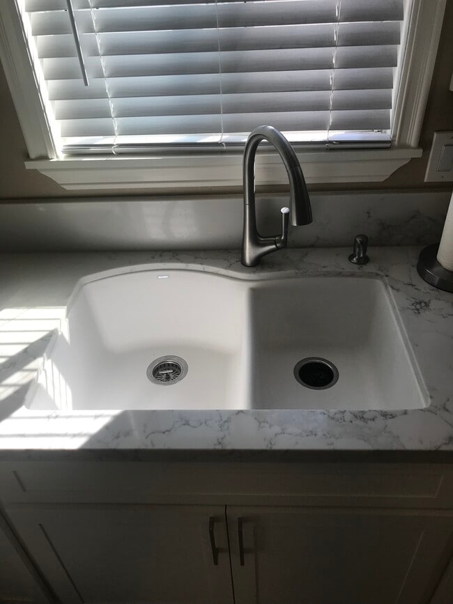 New granite sink and facet - 1335 Newport Ave Unidad 205