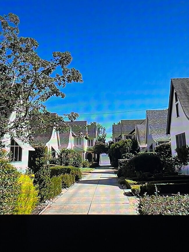 driveway - duplex at rear - 2103 Huntington Dr Unit a