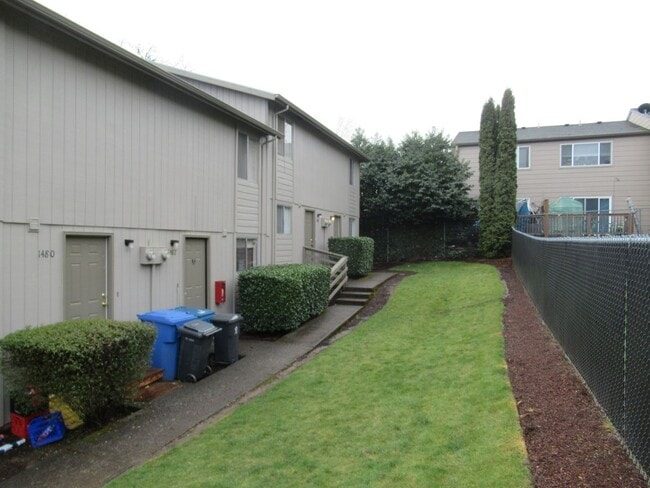 Building Photo - Two Bedroom Townhouse in Quiet Neighborhood Unit 1486