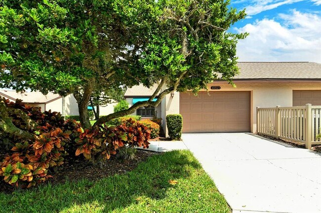 6041 Clubside Dr