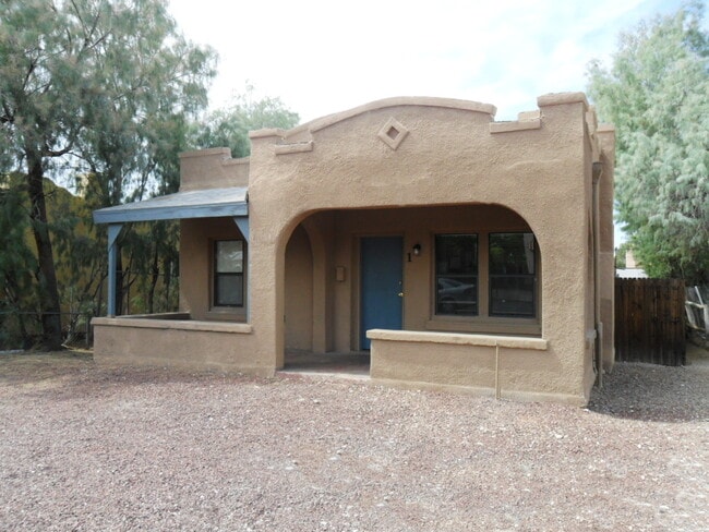 1133 E Elm St