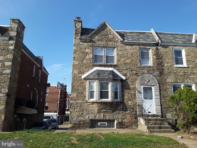 Building Photo - 1226 Hellerman St