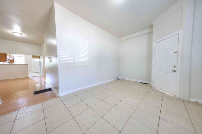 3652 Bates St Unit 3654