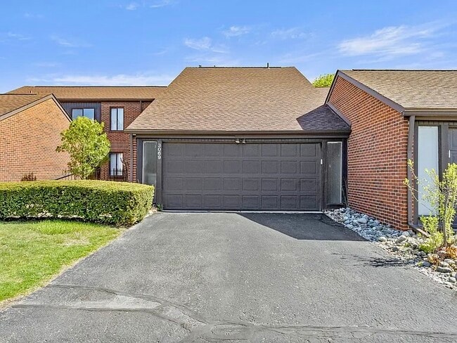 Building Photo - 3069 Lindenwood Dr