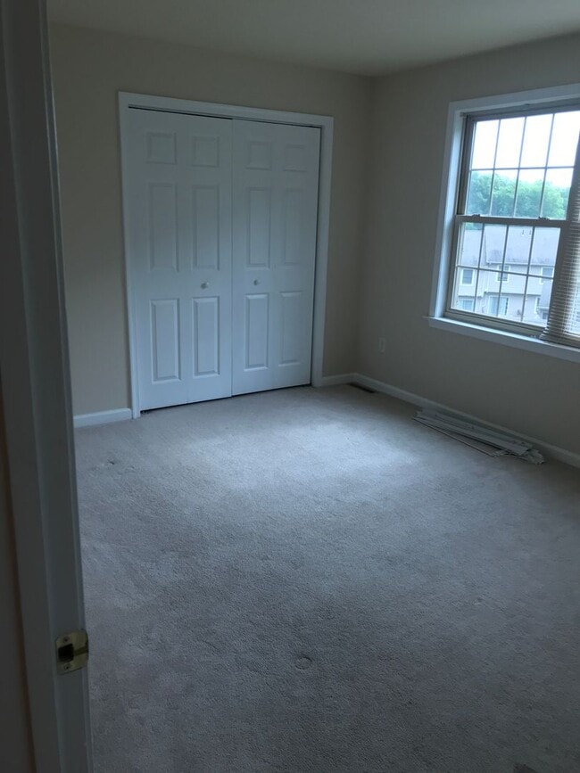 Photo - Spacious 3 bedroom 2.5 bedroom townhouse available early January!