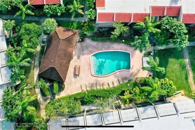 Building Photo - 5332 NE 6th Ave Unit G12