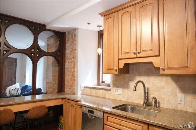 Building Photo - 233 Richmond Ave Rental