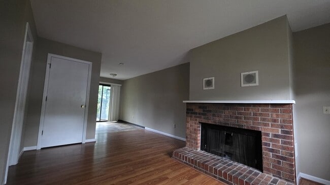 Building Photo - Renovated townhome in Linden Square.