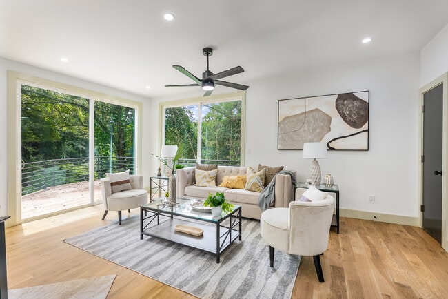 Photo - 335 Eureka Dr NE