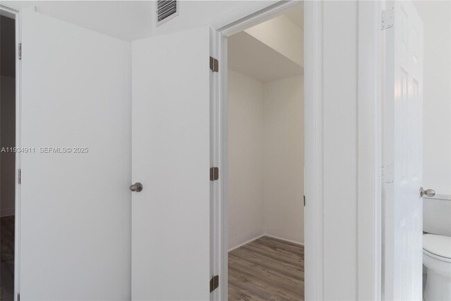 Photo - 8430 Harding Ave Unidad 4A