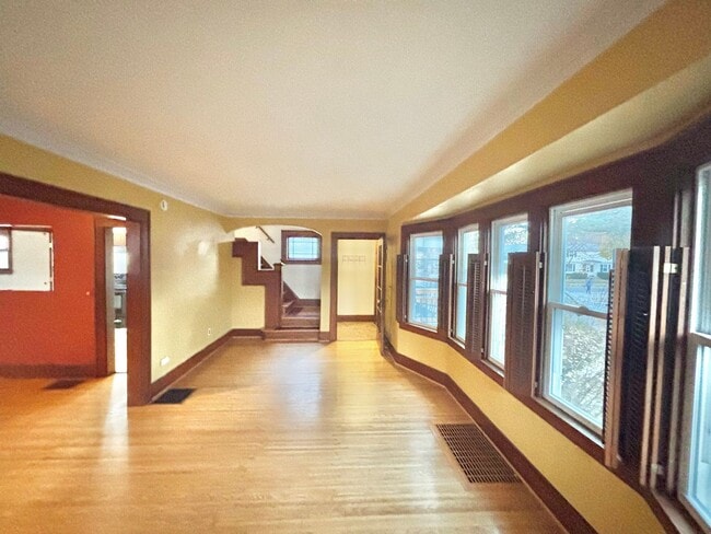 Photo - Spacious 3bd House | Driveway | Sunroom